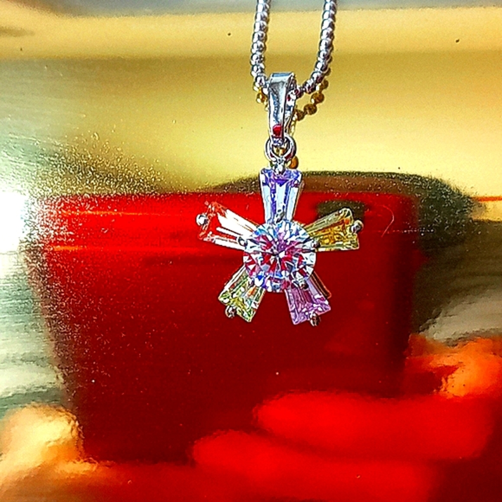 NWOT Crystal pendant with necklace
